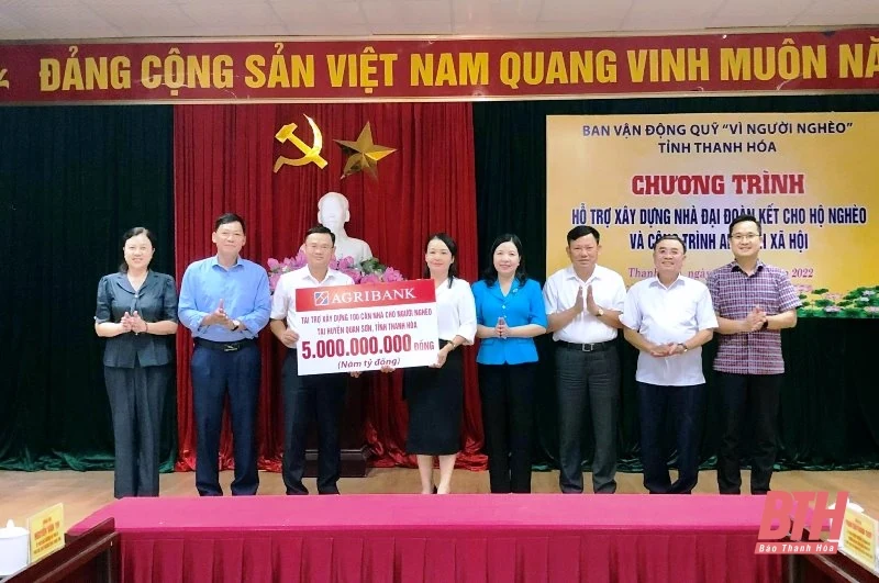 Tiếp nhận hỗ trợ xây dựng nhà đại đoàn kết cho hộ nghèo và công trình an sinh xã hội