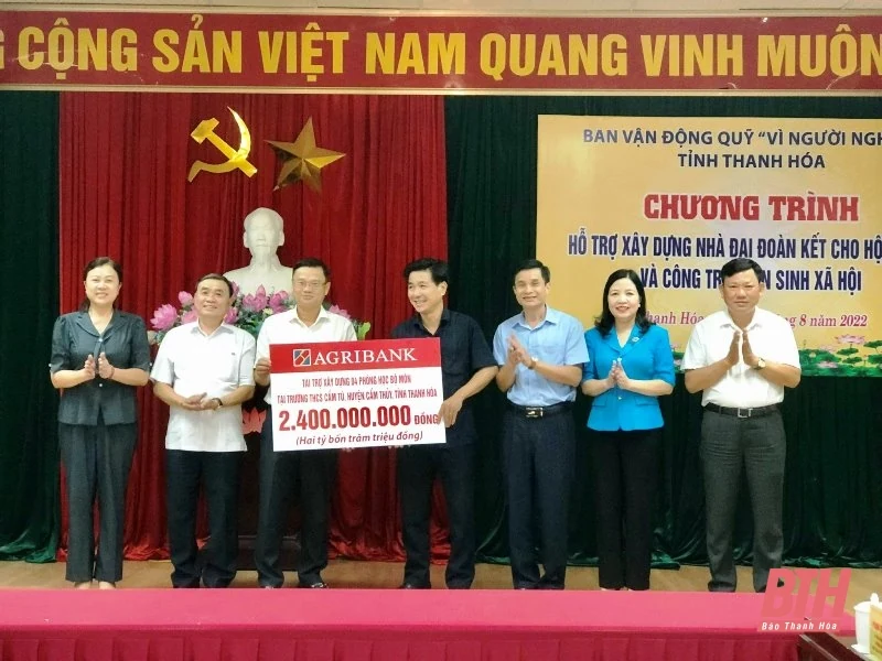 Tiếp nhận hỗ trợ xây dựng nhà đại đoàn kết cho hộ nghèo và công trình an sinh xã hội