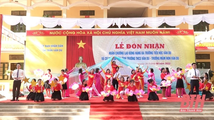 Trường tiểu học Vân Du đón nhận Huân chương Lao động hạng Ba