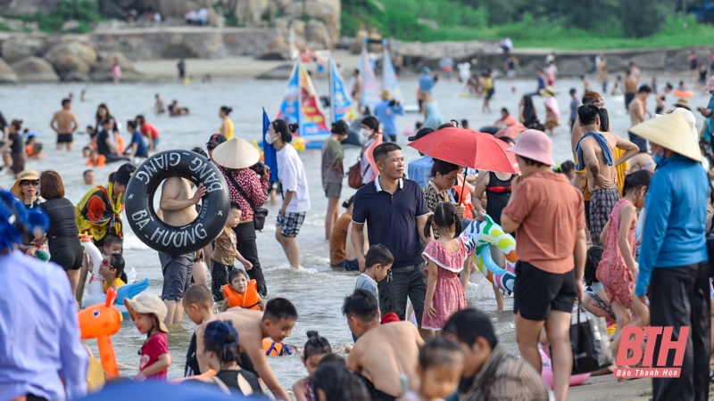 Du khách đổ về biển Sầm Sơn trong ngày đầu nghỉ lễ Quốc khánh