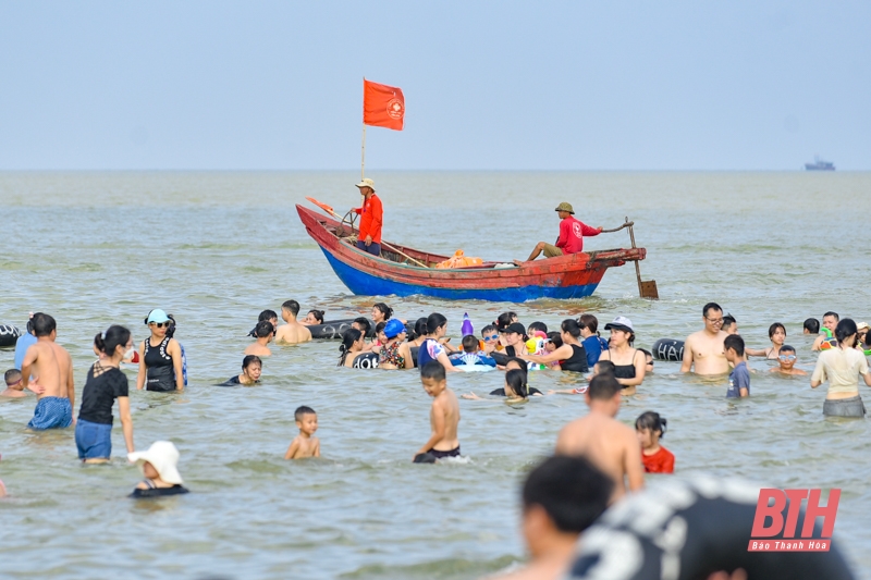 Du khách đổ về biển Sầm Sơn trong ngày đầu nghỉ lễ Quốc khánh