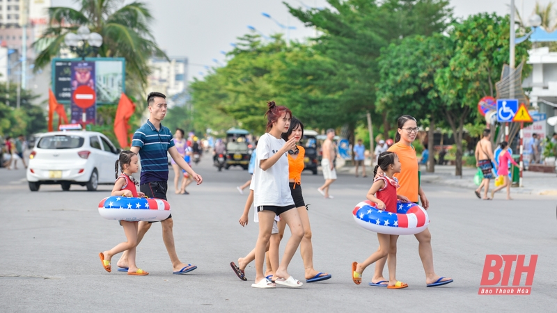 Du khách đổ về biển Sầm Sơn trong ngày đầu nghỉ lễ Quốc khánh