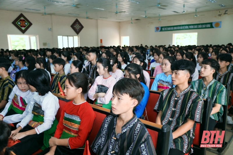 Phó Bí thư Tỉnh ủy Trịnh Tuấn Sinh dự Lễ khai giảng năm học mới tại Trường THPT Dân tộc Nội trú Ngọc Lặc