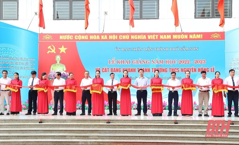 Phó Bí thư Thường trực Tỉnh ủy Lại Thế Nguyên dự Lễ khai giảng năm học mới tại Trường THCS Nguyễn Hồng Lễ