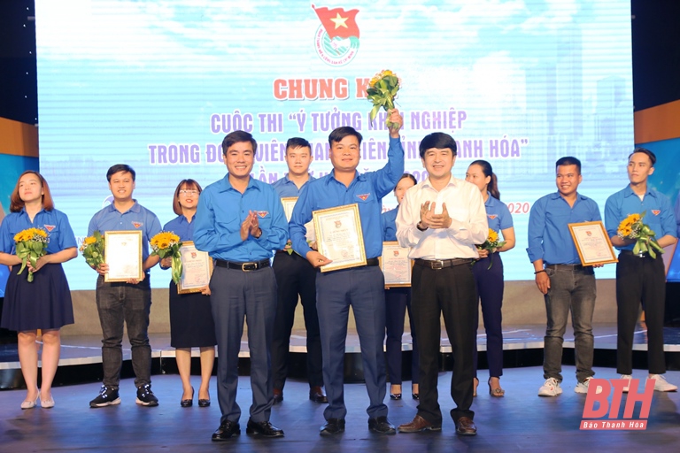 Tặng Bằng khen cho 13 tập thể và cá nhân có thành tích trong công tác Đoàn giai đoạn 2017 - 2022
