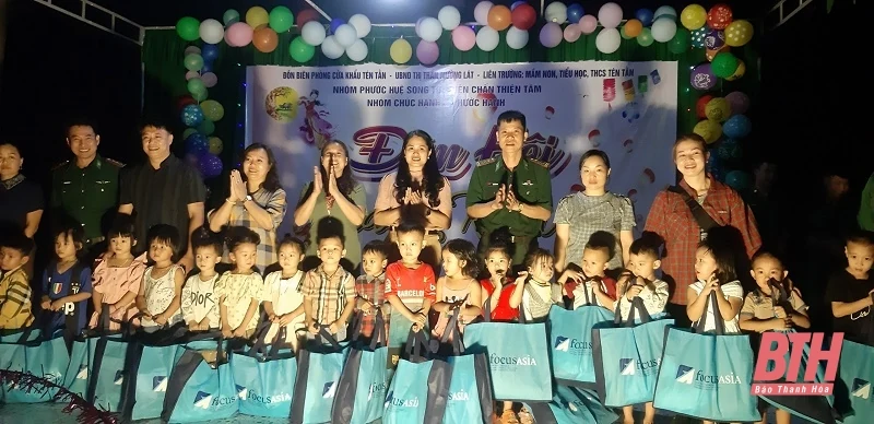Trao quà cho học sinh, hộ nghèo vùng biên Mường Lát và nước bạn Lào