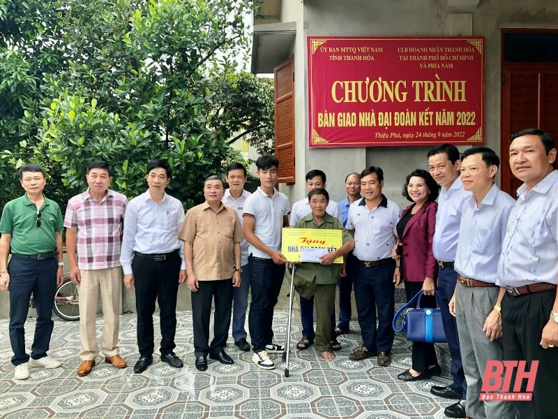 Câu lạc bộ Doanh nhân Thanh Hóa tại TP Hồ Chí Minh và phía Nam trao tiền hỗ trợ làm nhà đại đoàn kết cho hộ nghèo