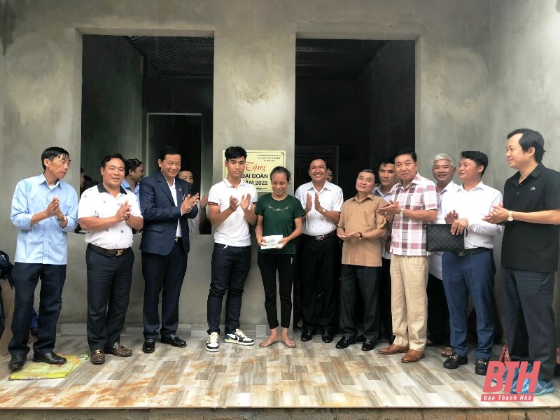 Câu lạc bộ Doanh nhân Thanh Hóa tại TP Hồ Chí Minh và phía Nam trao tiền hỗ trợ làm nhà đại đoàn kết cho hộ nghèo