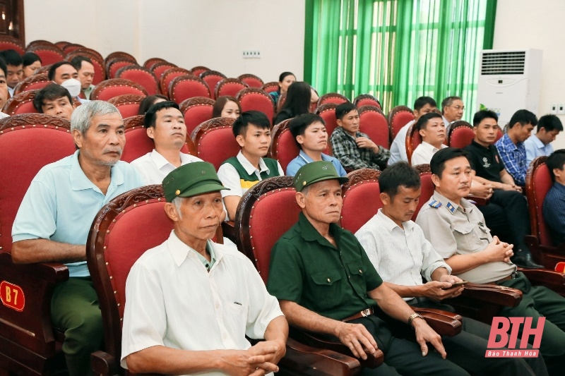 Phó Bí thư Thường trực Tỉnh ủy, Trưởng đoàn ĐBQH tỉnh Thanh Hóa Lại Thế Nguyên tiếp xúc cử tri huyện Quan Sơn