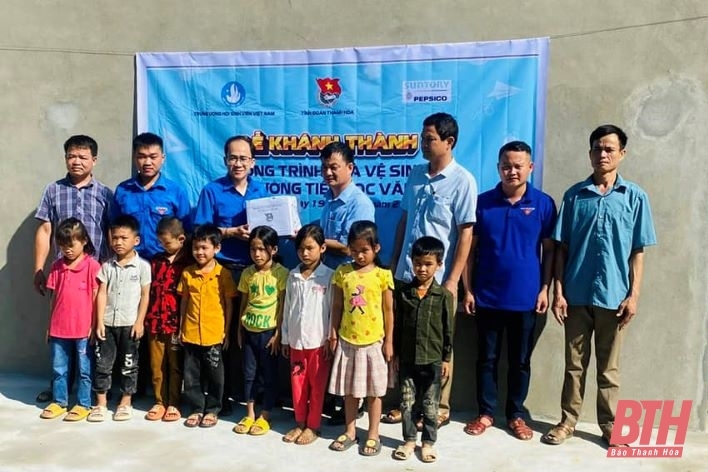 Bàn giao 2 công trình nhà vệ sinh cho các trường học tại huyện Bá Thước.