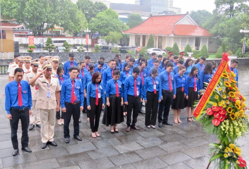 Đoàn TNCS Hồ Chí Minh tỉnh Thanh Hóa dâng hoa, dâng hương lên Bác nhân dịp tổ chức Đại hội lần thứ XIX