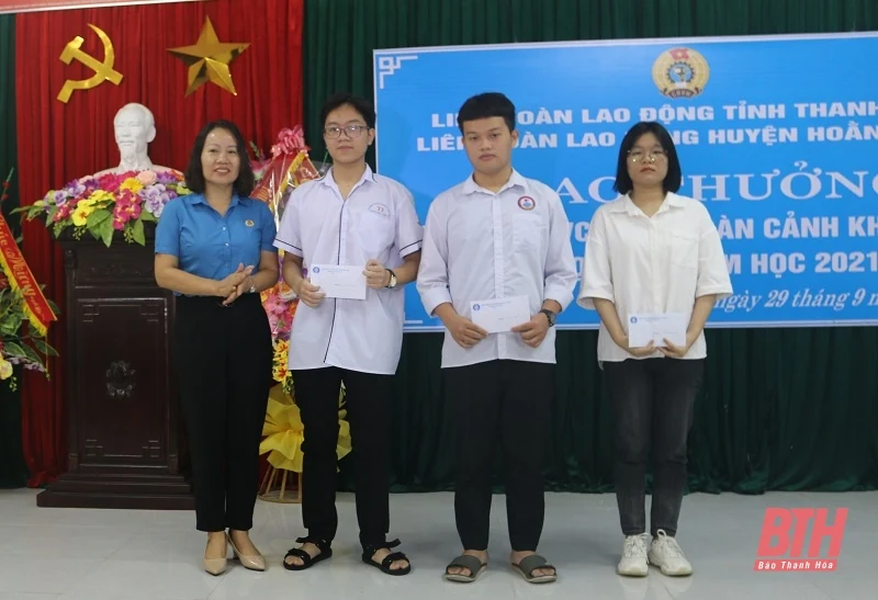 Hoằng Hoá biểu dương, khen thưởng con công nhân, viên chức, lao động vượt khó, học giỏi