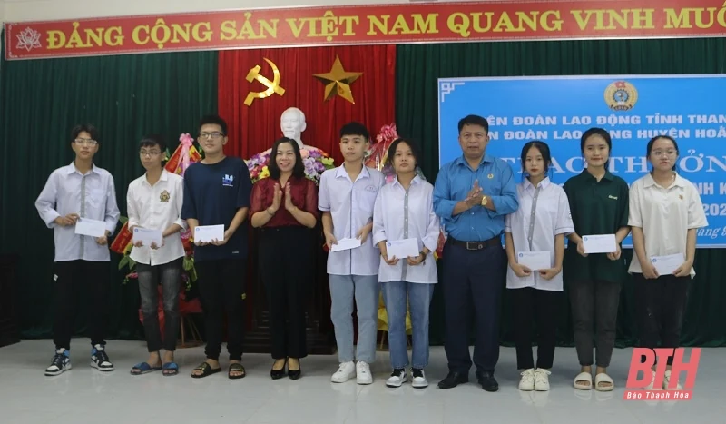 Hoằng Hoá biểu dương, khen thưởng con công nhân, viên chức, lao động vượt khó, học giỏi