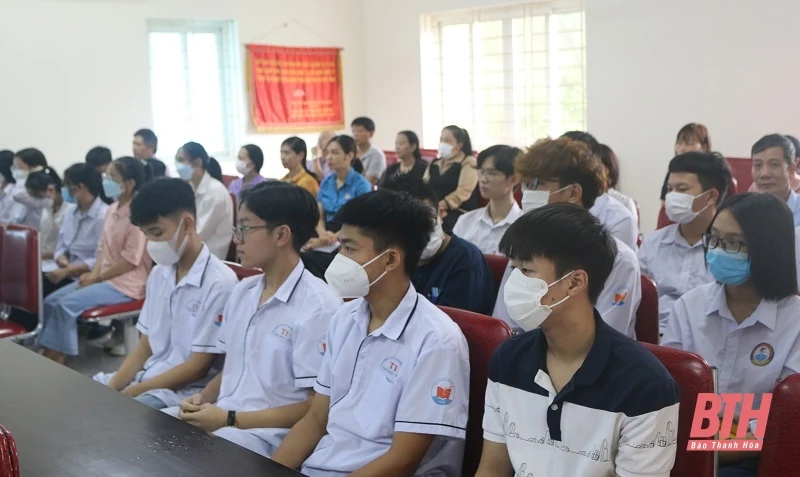 Hoằng Hoá biểu dương, khen thưởng con công nhân, viên chức, lao động vượt khó, học giỏi