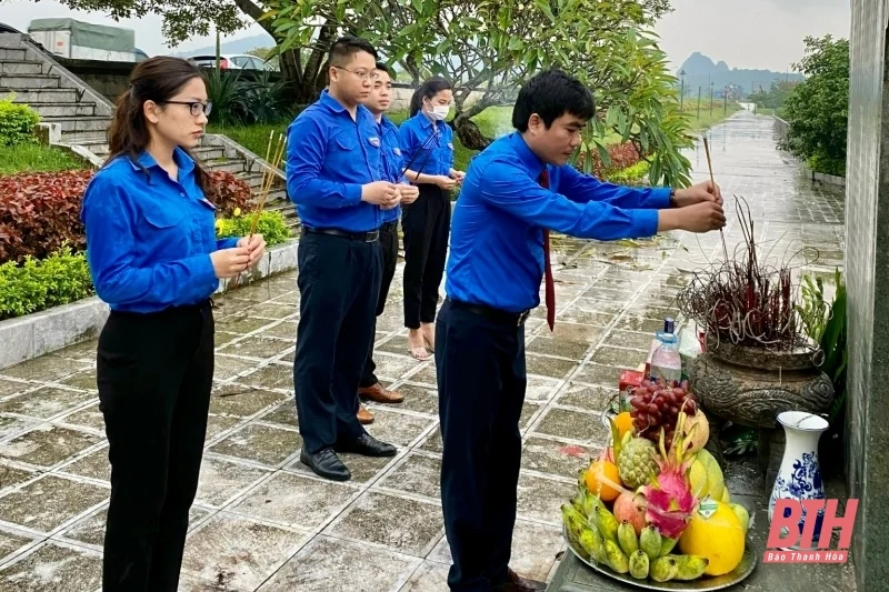 Đoàn TNCS Hồ Chí Minh tỉnh Thanh Hóa dâng hoa, dâng hương lên Bác nhân dịp tổ chức Đại hội lần thứ XIX
