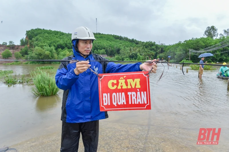 Nước sông dâng cao, một xóm ở xã Phú Nhuận bị cô lập nhiều ngày