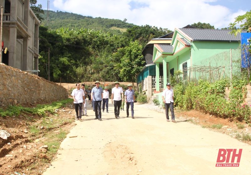 Phó Chủ tịch UBND tỉnh Lê Đức Giang kiểm tra, chỉ đạo hướng khắc phục các khu dân cư nguy cơ lũ quét và sạt lở tại huyện Mường Lát