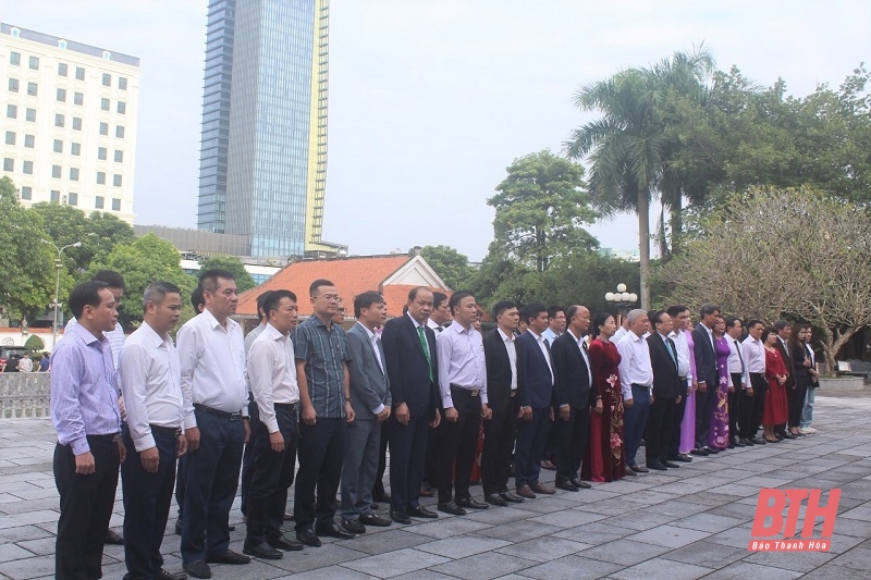 Hiệp hội Doanh nghiệp tỉnh Thanh Hóa dâng hương Chủ tịch Hồ Chí Minh và gặp mặt kỷ niệm ngày Doanh nhân Việt Nam