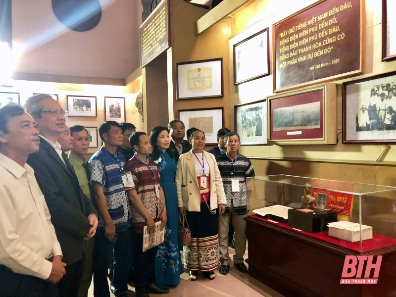 Đoàn đại biểu dự Hội nghị biểu dương Trưởng ban công tác Mặt trận khu dân cư tiêu biểu tỉnh Thanh Hóa dâng hương báo công Chủ tịch Hồ Chí Minh