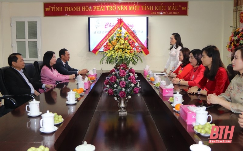 Phó Bí thư Tỉnh ủy Trịnh Tuấn Sinh chúc mừng Hội Liên hiệp Phụ nữ tỉnh