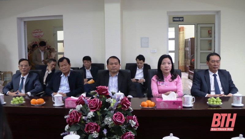 Phó Bí thư Tỉnh ủy Trịnh Tuấn Sinh chúc mừng Hội Liên hiệp Phụ nữ tỉnh
