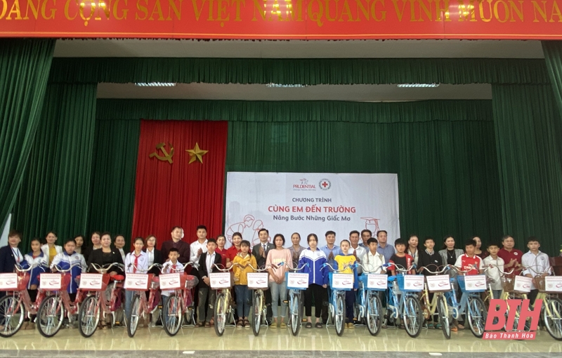 Tặng xe đạp cho học sinh có hoàn cảnh khó khăn tại TP Sầm Sơn