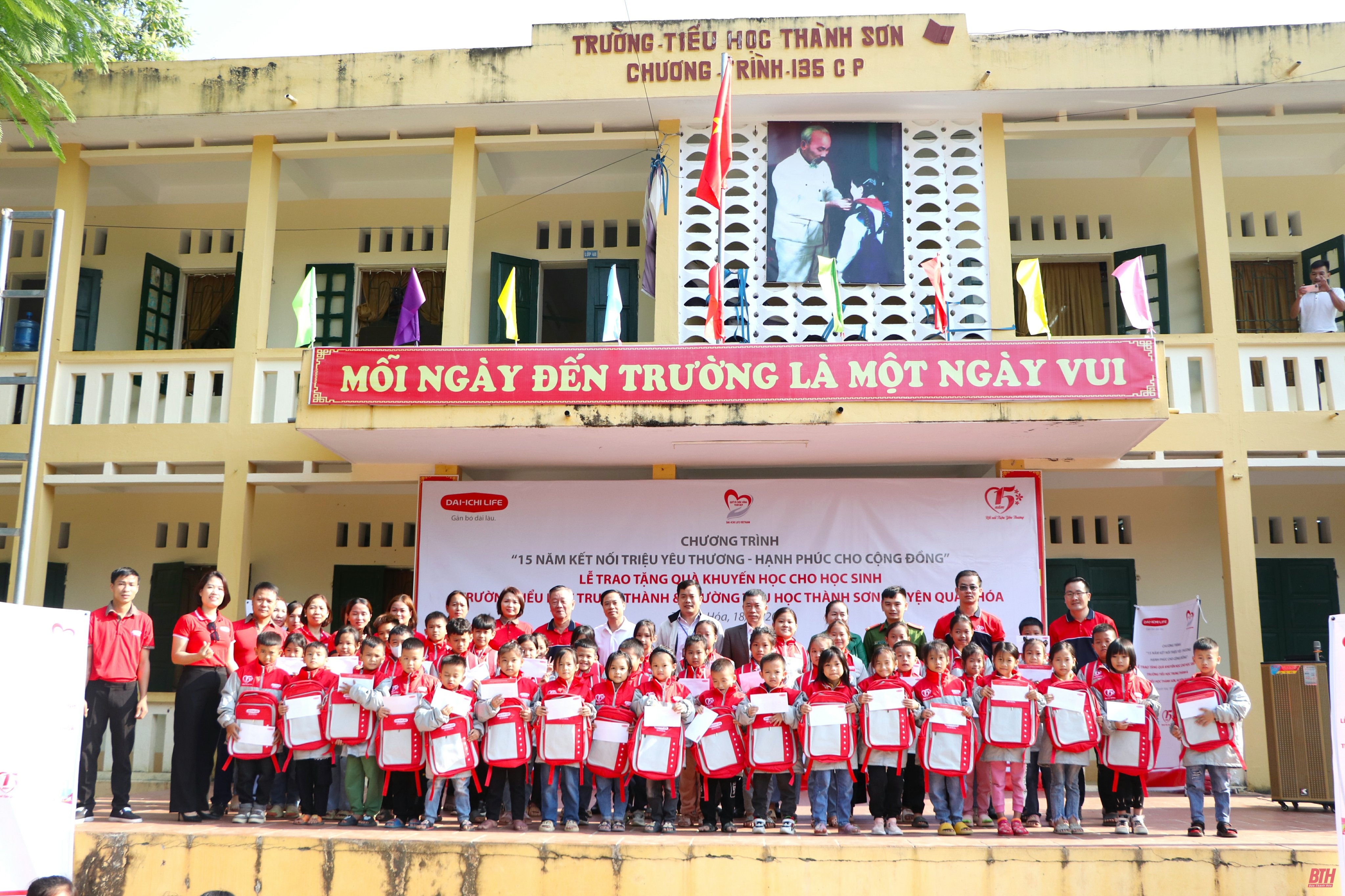 Dai-ichi Life Việt Nam trao học bổng cho học sinh có hoàn cảnh khó khăn tại huyện Quan Hóa