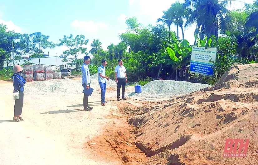 Chủ tịch UBND huyện Nông Cống chỉ đạo chấn chỉnh tình trạng tập kết nguyên vật liệu trên tuyến Nghi Sơn - Sao Vàng
