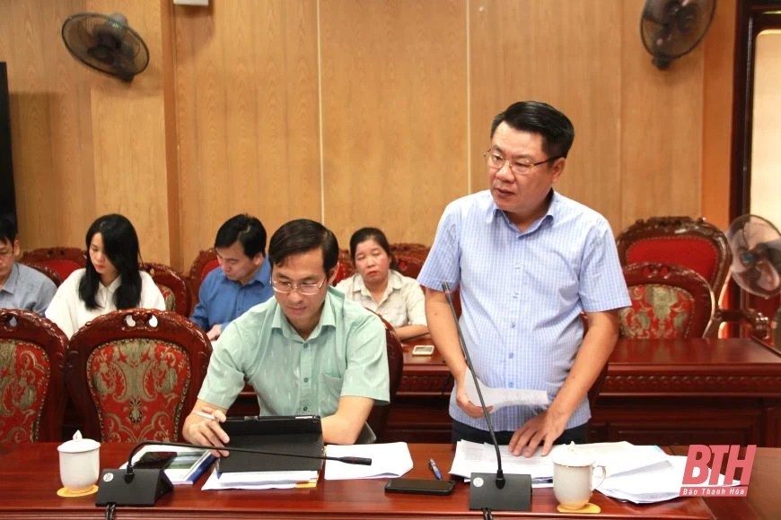 Phó Chủ tịch UBND tỉnh Lê Đức Giang nghe báo cáo các đề án phát triển thủy sản trên địa bàn tỉnh