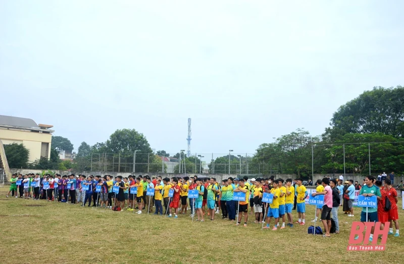 17 đội bóng tranh tài tại Giải bóng đá huyện Cẩm Thủy năm 2022