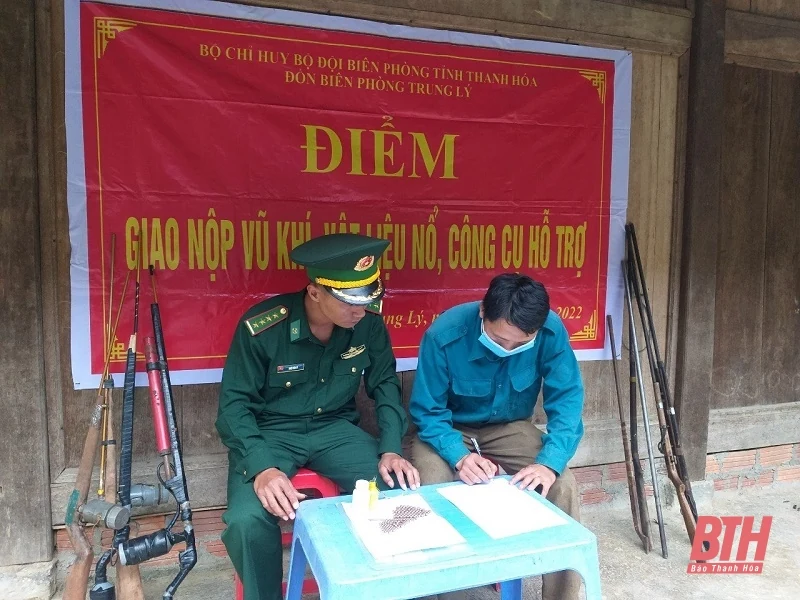 Tuyên truyền để người dân tự giác giao nộp vũ khí, vật liệu nổ ở Mường Lát