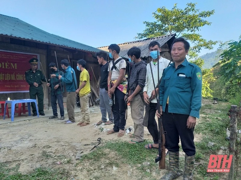 Tuyên truyền để người dân tự giác giao nộp vũ khí, vật liệu nổ ở Mường Lát