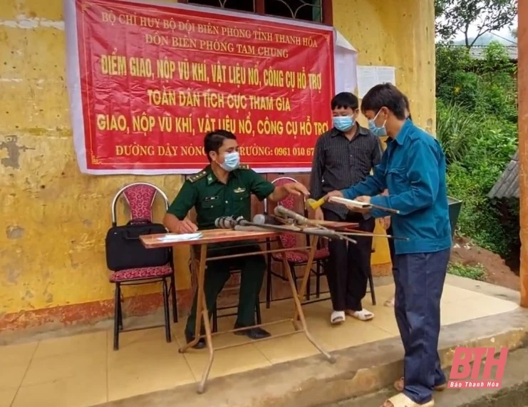 Tuyên truyền để người dân tự giác giao nộp vũ khí, vật liệu nổ ở Mường Lát