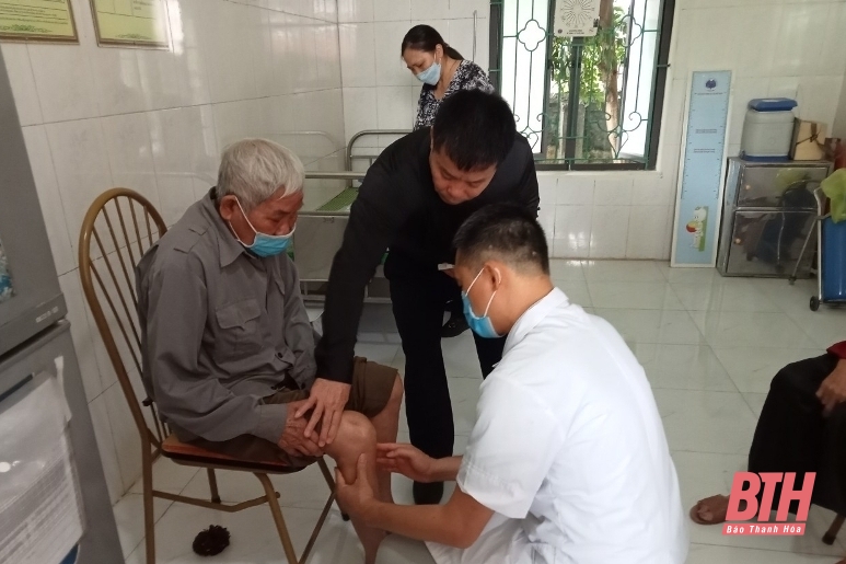Công ty Dược Thiên Thành phát thuốc và chữa bệnh miễn phí cho người cao tuổi xã Đông Tiến