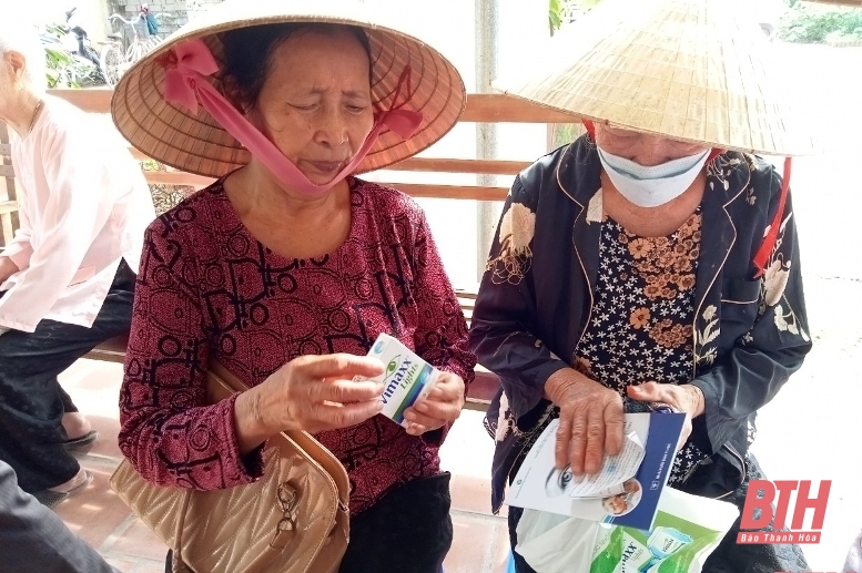 Công ty Dược Thiên Thành phát thuốc và chữa bệnh miễn phí cho người cao tuổi xã Đông Tiến