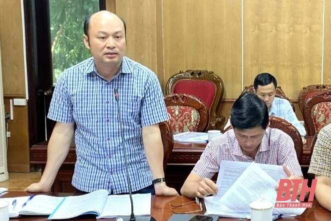 Phó Chủ tịch UBND tỉnh Lê Đức Giang nghe báo cáo các đề án phát triển thủy sản trên địa bàn tỉnh