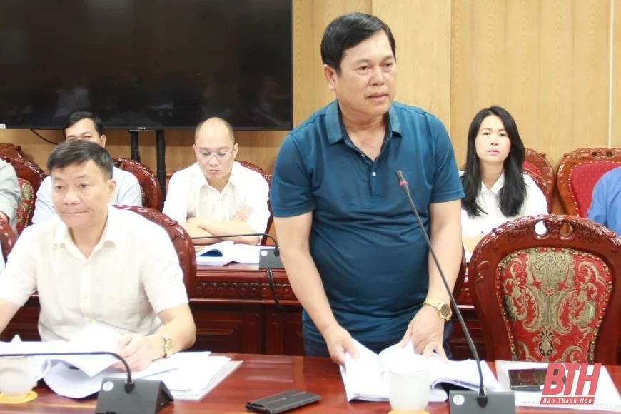 Phó Chủ tịch UBND tỉnh Lê Đức Giang nghe báo cáo các đề án phát triển thủy sản trên địa bàn tỉnh