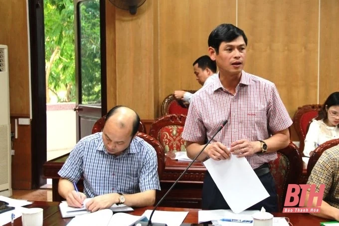 Phó Chủ tịch UBND tỉnh Lê Đức Giang nghe báo cáo các đề án phát triển thủy sản trên địa bàn tỉnh
