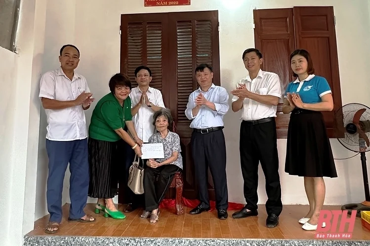 Quỹ Tấm lòng vàng Báo Thanh Hóa và nhà tài trợ bàn giao nhà tình nghĩa cho người cao tuổi có hoàn cảnh khó khăn