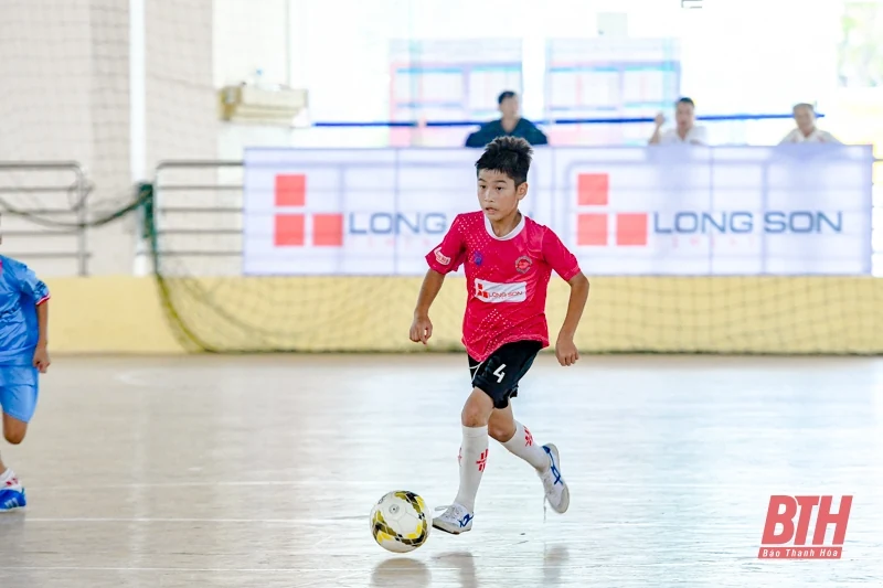Vòng tứ kết lứa tuổi U10 giải Bóng đá Nhi đồng Cúp Báo Thanh Hóa: Hấp dẫn, kịch tính và đầy cảm xúc