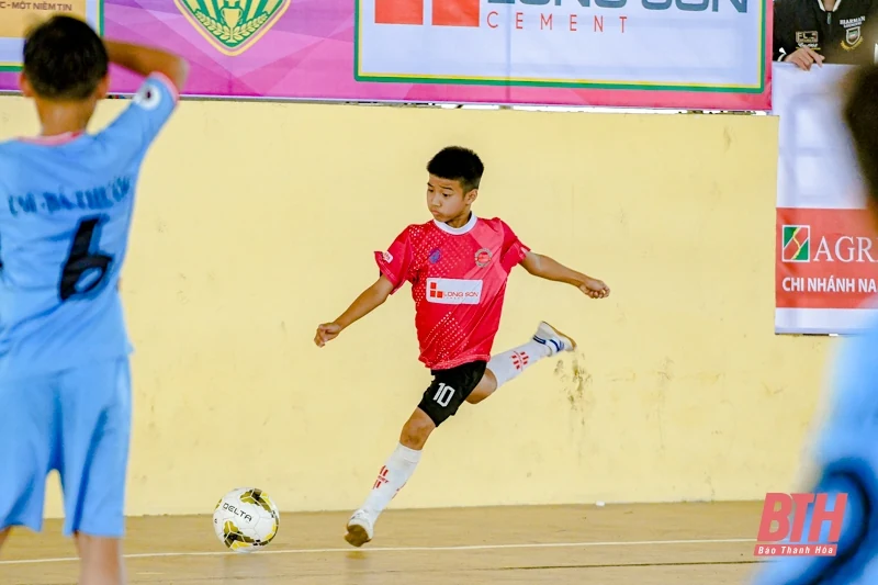 Vòng tứ kết lứa tuổi U10 giải Bóng đá Nhi đồng Cúp Báo Thanh Hóa: Hấp dẫn, kịch tính và đầy cảm xúc