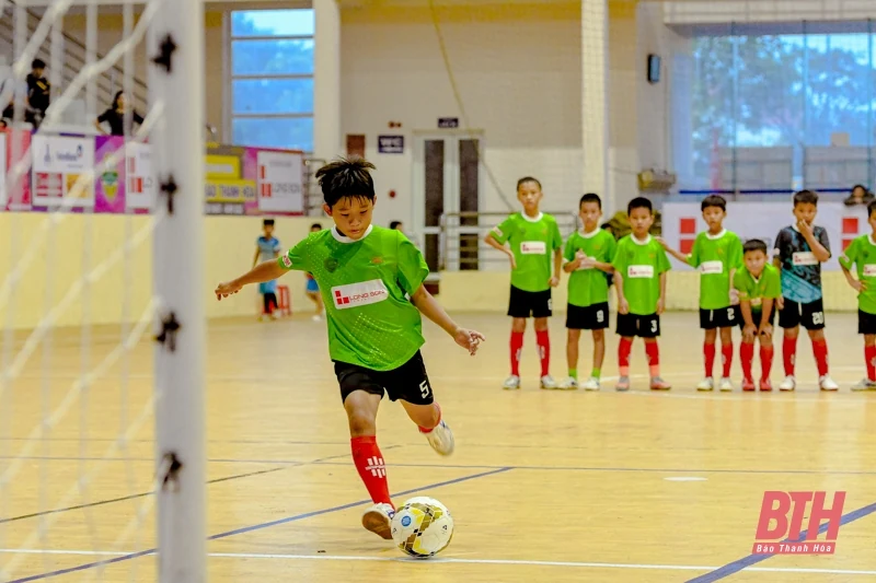 Vòng tứ kết lứa tuổi U10 giải Bóng đá Nhi đồng Cúp Báo Thanh Hóa: Hấp dẫn, kịch tính và đầy cảm xúc