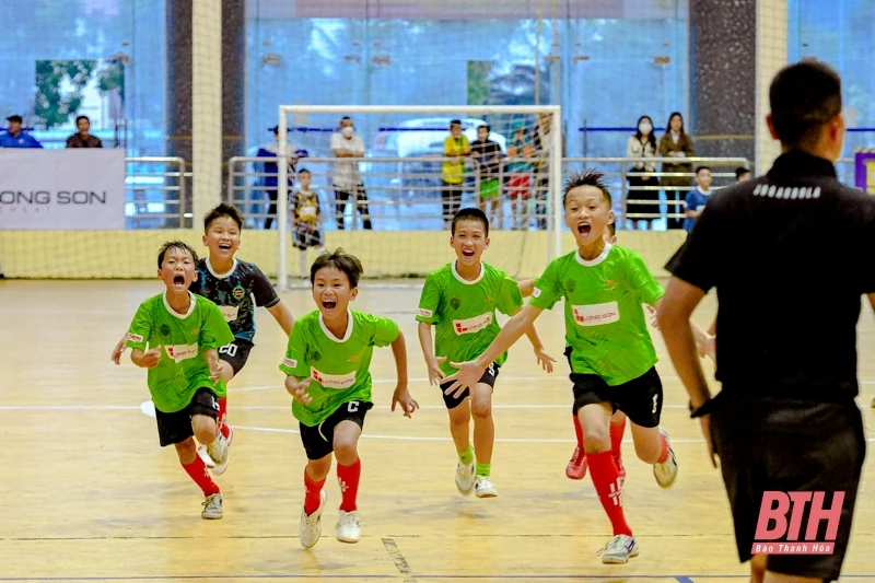 Vòng tứ kết lứa tuổi U10 giải Bóng đá Nhi đồng Cúp Báo Thanh Hóa: Hấp dẫn, kịch tính và đầy cảm xúc