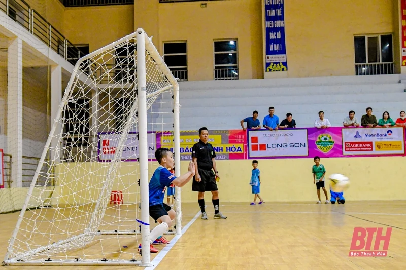 Vòng tứ kết lứa tuổi U10 giải Bóng đá Nhi đồng Cúp Báo Thanh Hóa: Hấp dẫn, kịch tính và đầy cảm xúc