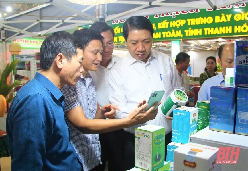Phó Chủ tịch UBND tỉnh Lê Đức Giang kiểm tra trưng bày các gian hàng kết nối cung cầu nông sản, thực phẩm an toàn tỉnh Thanh Hóa 2022