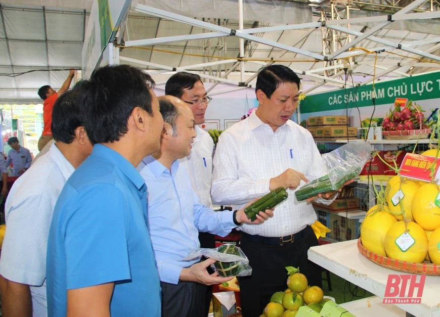 Phó Chủ tịch UBND tỉnh Lê Đức Giang kiểm tra trưng bày các gian hàng kết nối cung cầu nông sản, thực phẩm an toàn tỉnh Thanh Hóa 2022