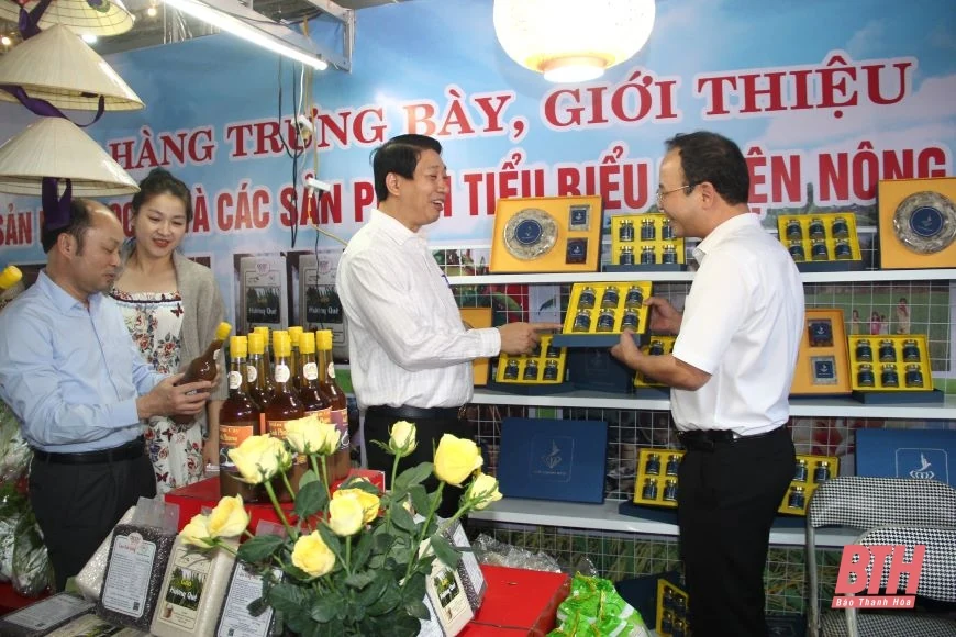 Phó Chủ tịch UBND tỉnh Lê Đức Giang kiểm tra trưng bày các gian hàng kết nối cung cầu nông sản, thực phẩm an toàn tỉnh Thanh Hóa 2022