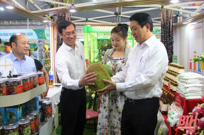 Phó Chủ tịch UBND tỉnh Lê Đức Giang kiểm tra trưng bày các gian hàng kết nối cung cầu nông sản, thực phẩm an toàn tỉnh Thanh Hóa 2022