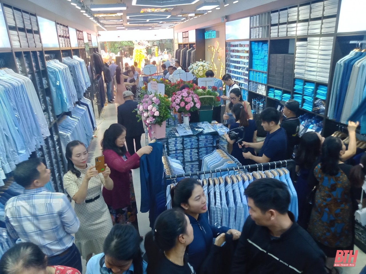 Thương hiệu thời trang Việt Tiến khai trương cửa hàng mới tại TP Thanh Hóa