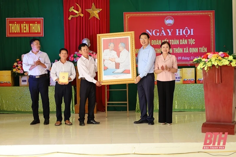 Phó Chủ tịch UBND tỉnh Lê Đức Giang dự Ngày hội Đại đoàn kết dân tộc tại khu dân cư Yên Thôn